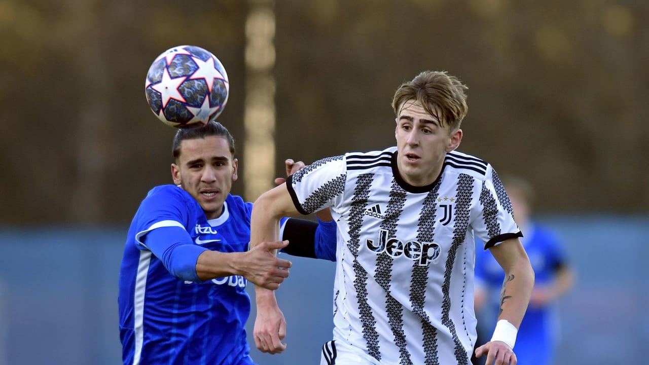 Nicolò Turco in azione durante il match di UEFA Youth League contro il Genk