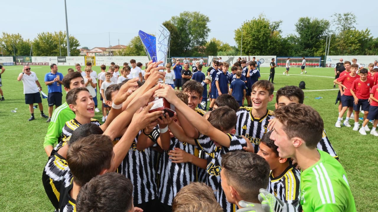 L'esultanza dell'Under 14 di Mister De Martini dopo il torneo vinto ad Altopascio