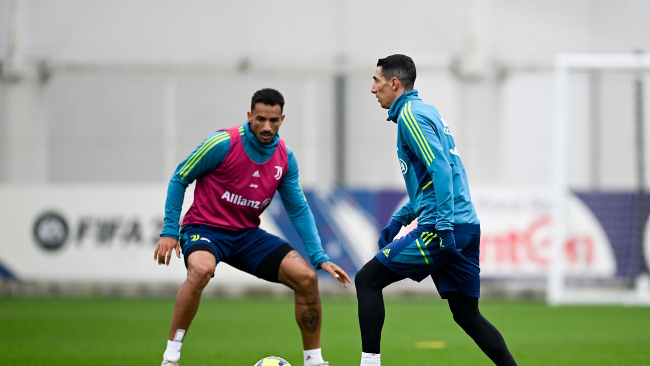 Danilo e Ángel Di María in allenamento alla Continassa