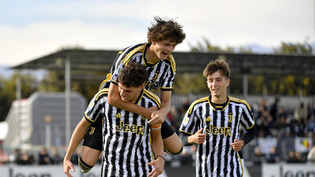 L'esultanza di Anghelè e compagni per la rete del 2-0 contro la Fiorentina