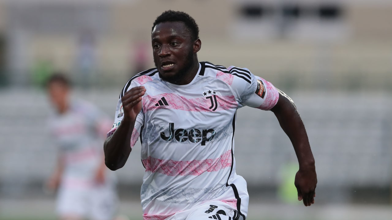 Jean Claude Ntenda in azione contro la Pro Vercelli in Coppa Italia Serie C