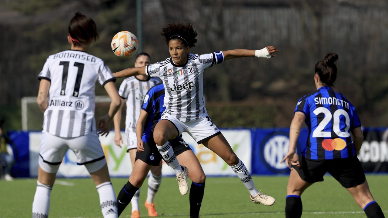 Sara Gama in azione in Inter-Juventus Women