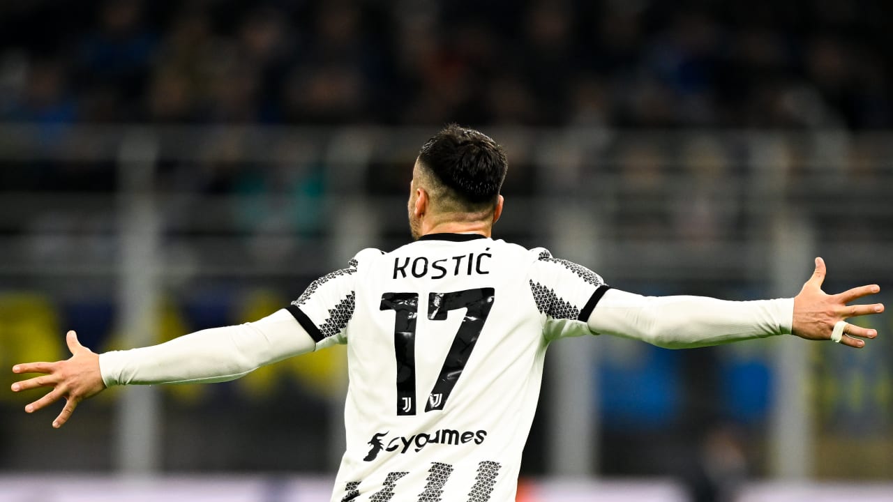 L'esultanza di Filip Kostić dopo il gol segnato durante Inter - Juventus