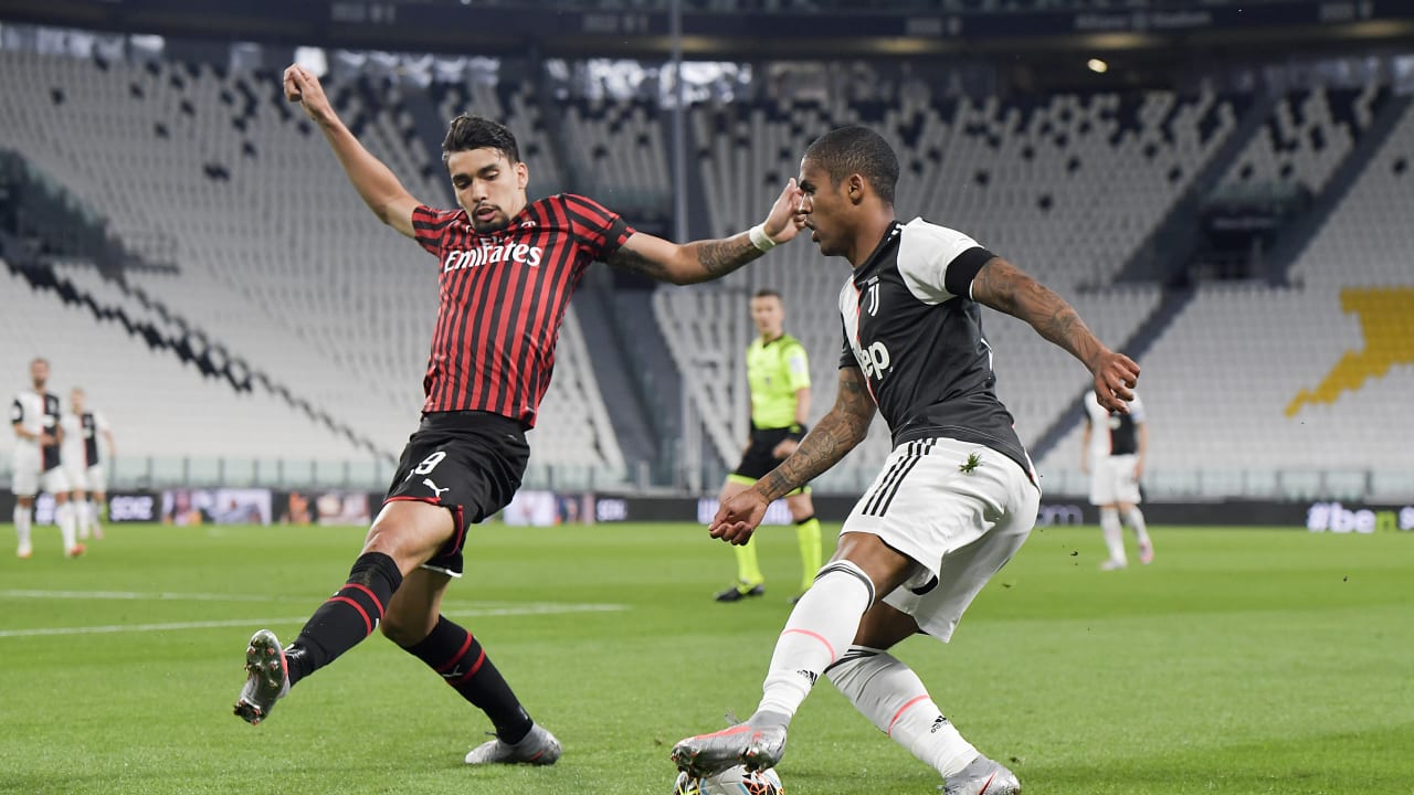 Douglas Costa Juventus v AC Milan - Coppa Italia: Semi-Final Second Leg