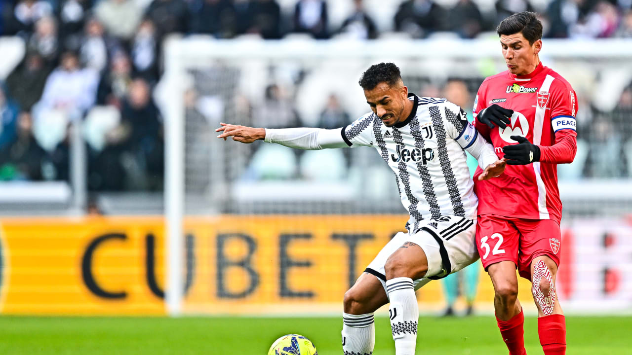 Danilo e Pessina in contrasto in Juve-Monza del 2022 2023