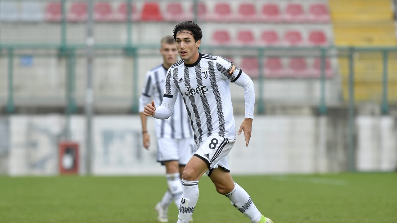 Emanuele Zuelli in azione durante Juventus Next Gen - San Giuliano City