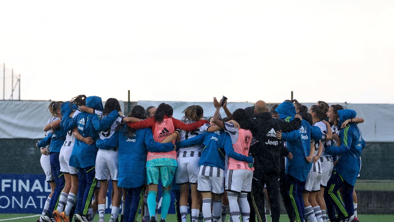 La gioia dell'Under 19 femminile dopo la vittoria contro l'Inter