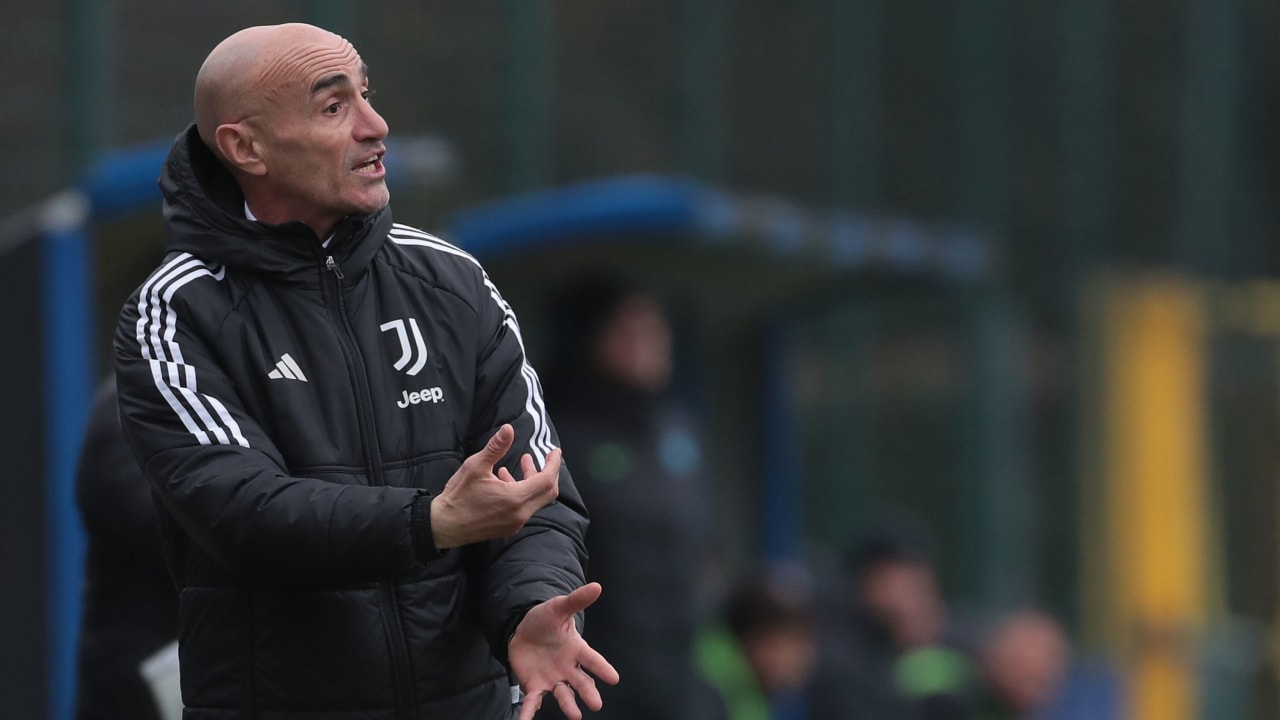 Le indicazioni di Paolo Montero durante il Derby d'Italia Primavera