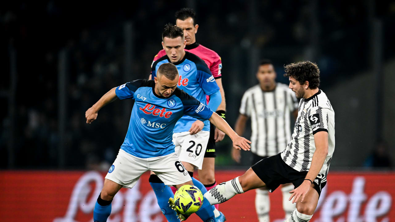 Manuel Locatelli in azione nella gara di andata al "Diego Armando Maradona"