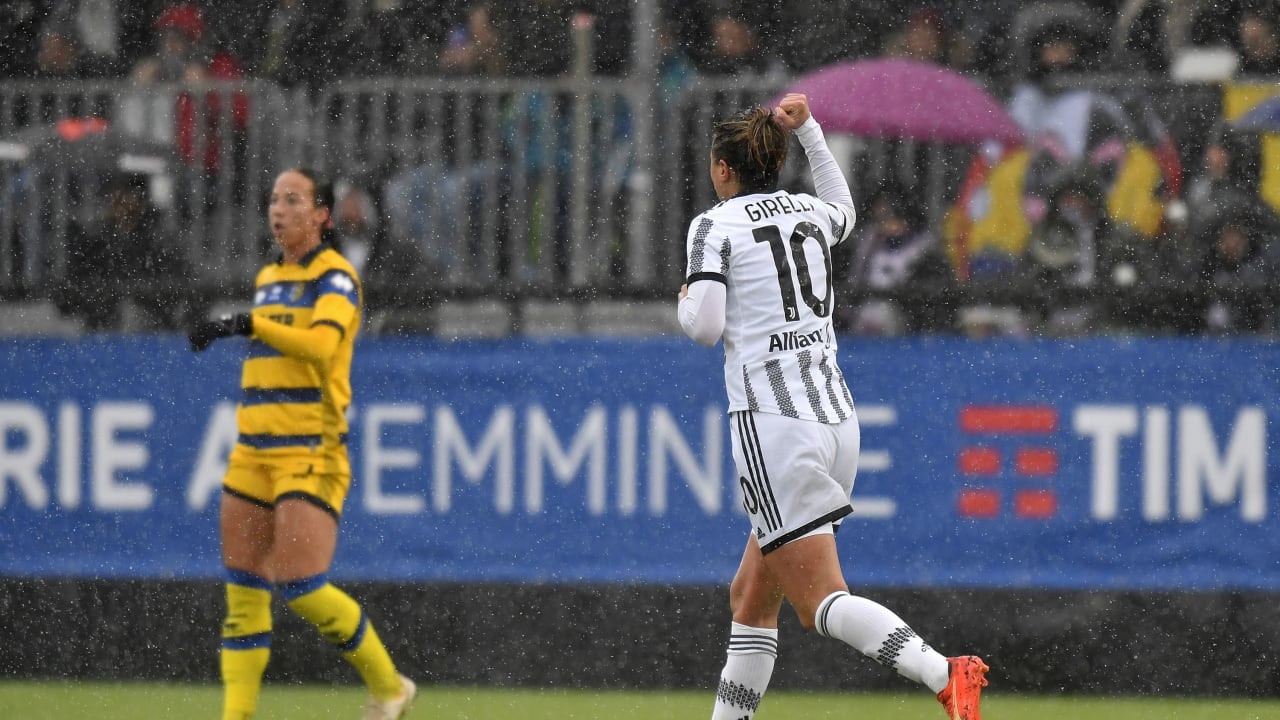 Cristiana Girelli esulta dopo il gol segnato al Parma