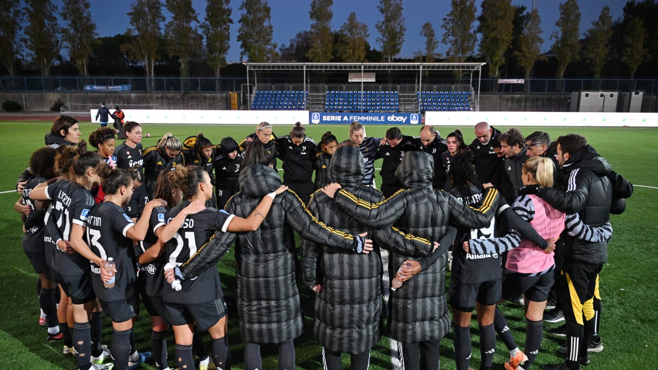 Abbraccio di gruppo della Juventus Women dopo la vittoria sul Napoli Femminile