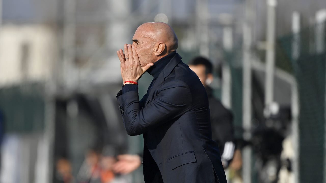 Mister Montero dà indicazioni durante Juventus Primavera-Bologna Primavera