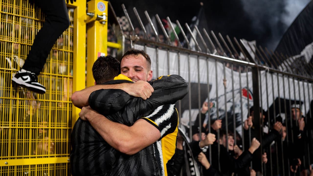 Abbraccio tra Gatti e Vlahovic in Monza-Juve