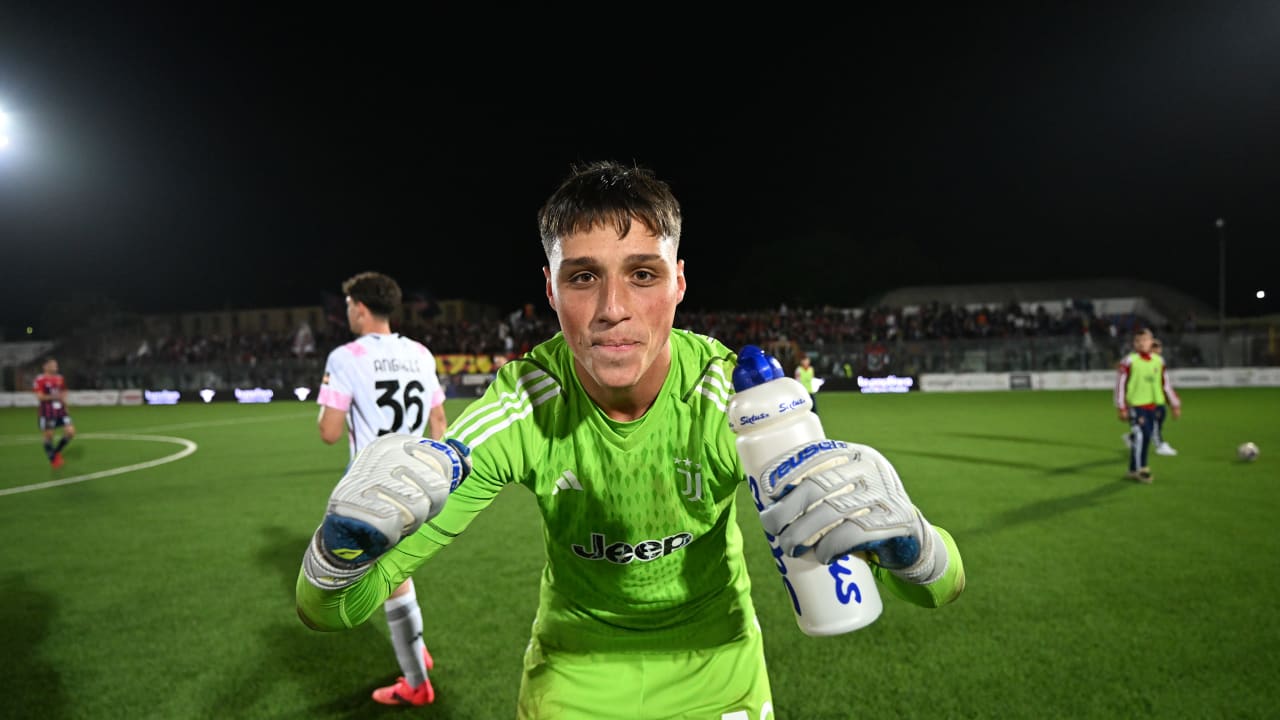 Giovanni Daffara esulta al triplice fischio di Casertana-Juventus Next Gen