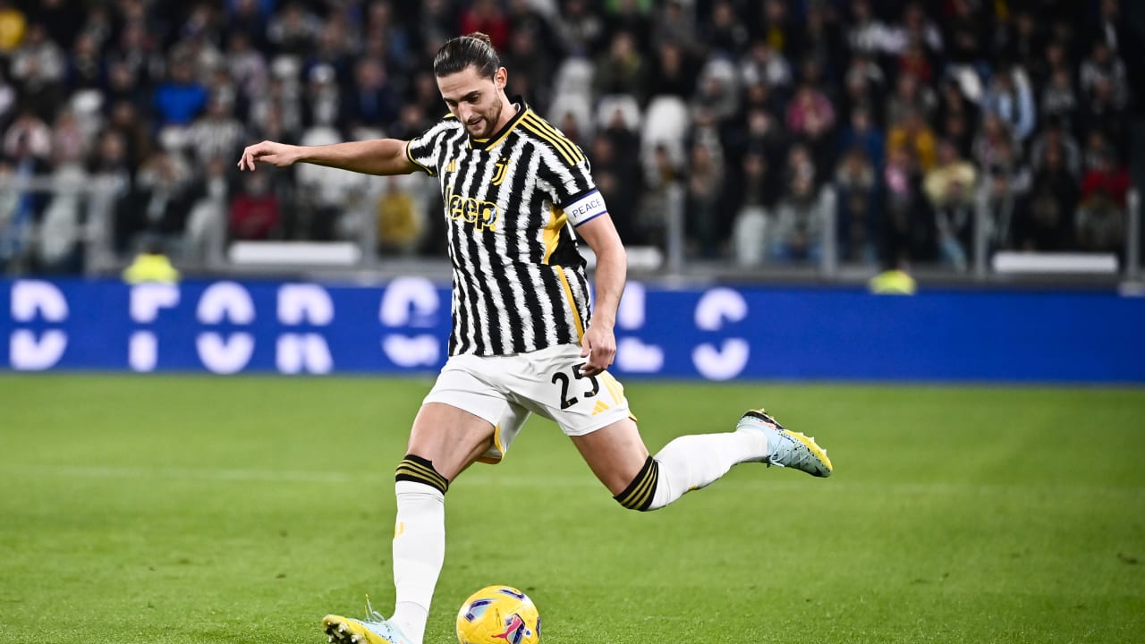 Adrien Rabiot in campo con la fascia da capitano