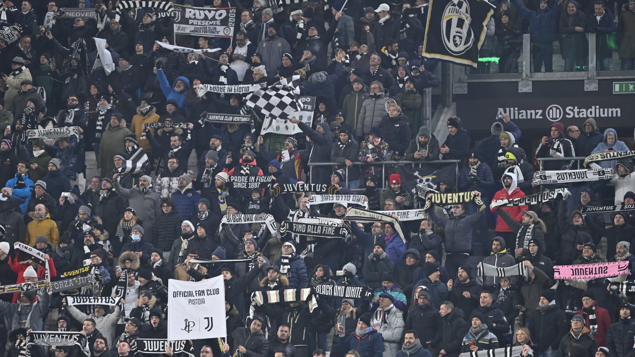 Tifosi bianconeri all'Allianz Stadium