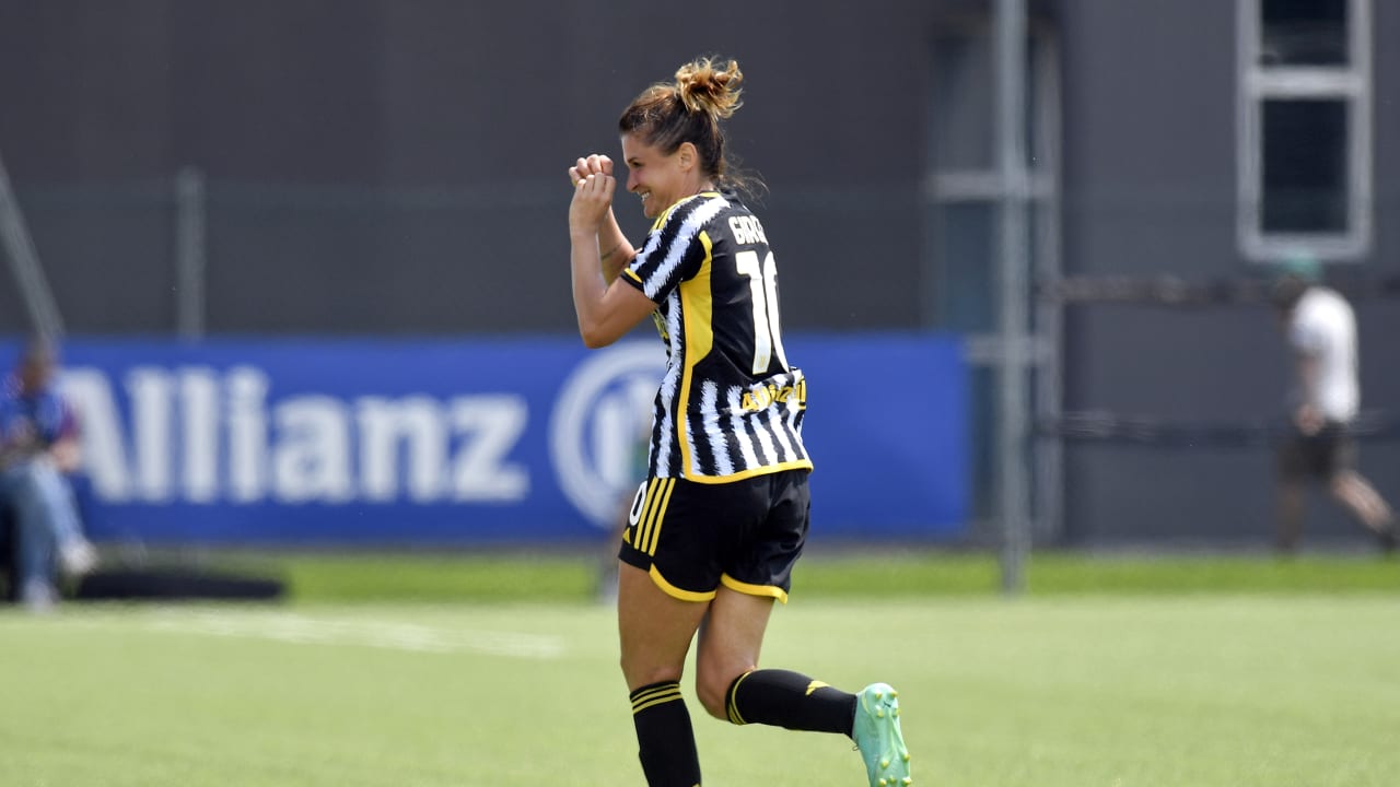 Cristiana Girelli con la maglia bianconera