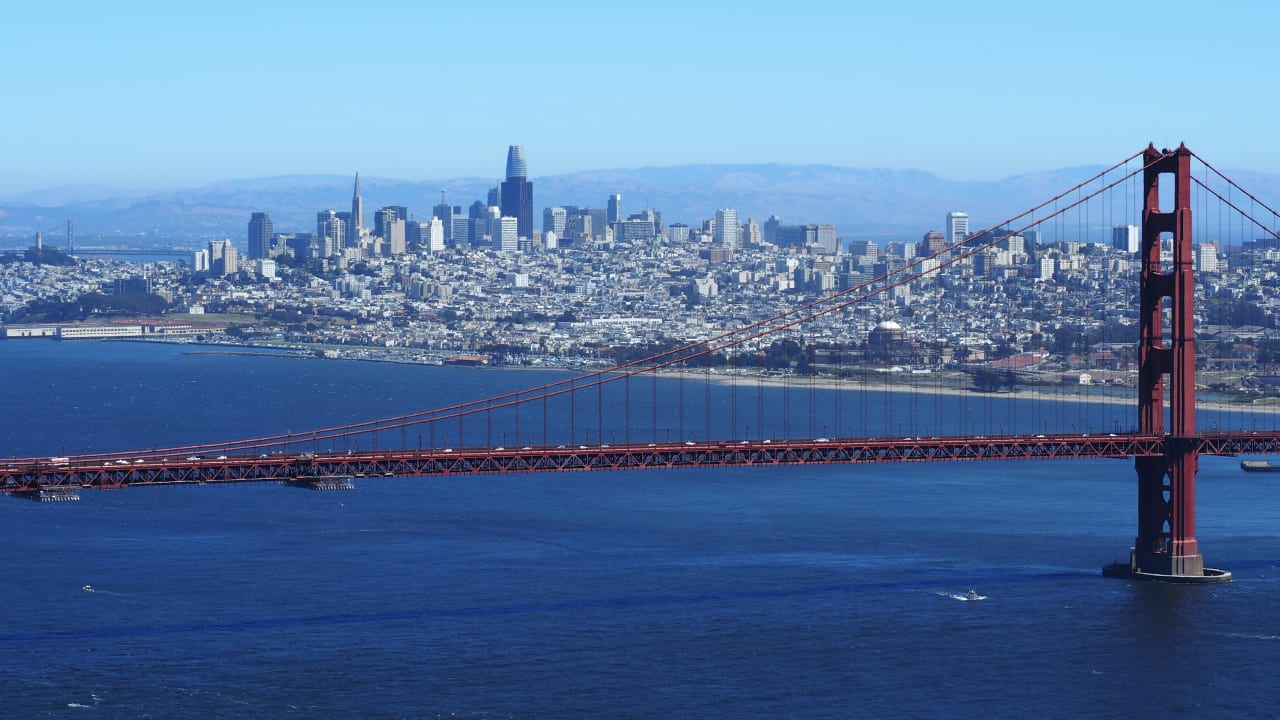 In primo piano il Golden Gate Bridge di San Francisco