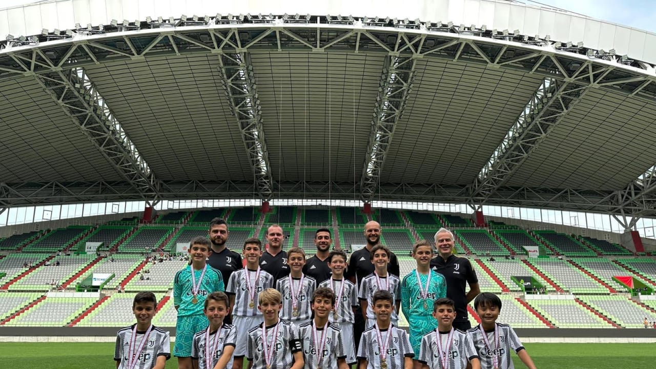 L'esultanza dell'Under 11 di Mister La Pira al torneo di Kobe