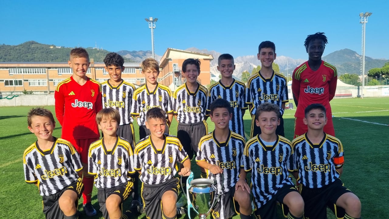 Foto di squadra dell'Under 12 di Mister Niello dopo il torneo vinto ad Avenza