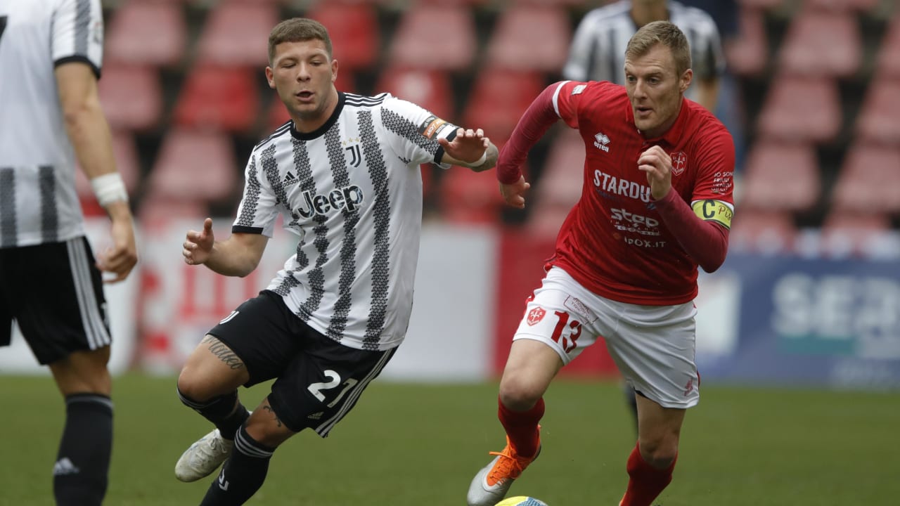 Michele Besaggio a duello con Matteo Ciofani durante Triestina - Juventus Next Gen