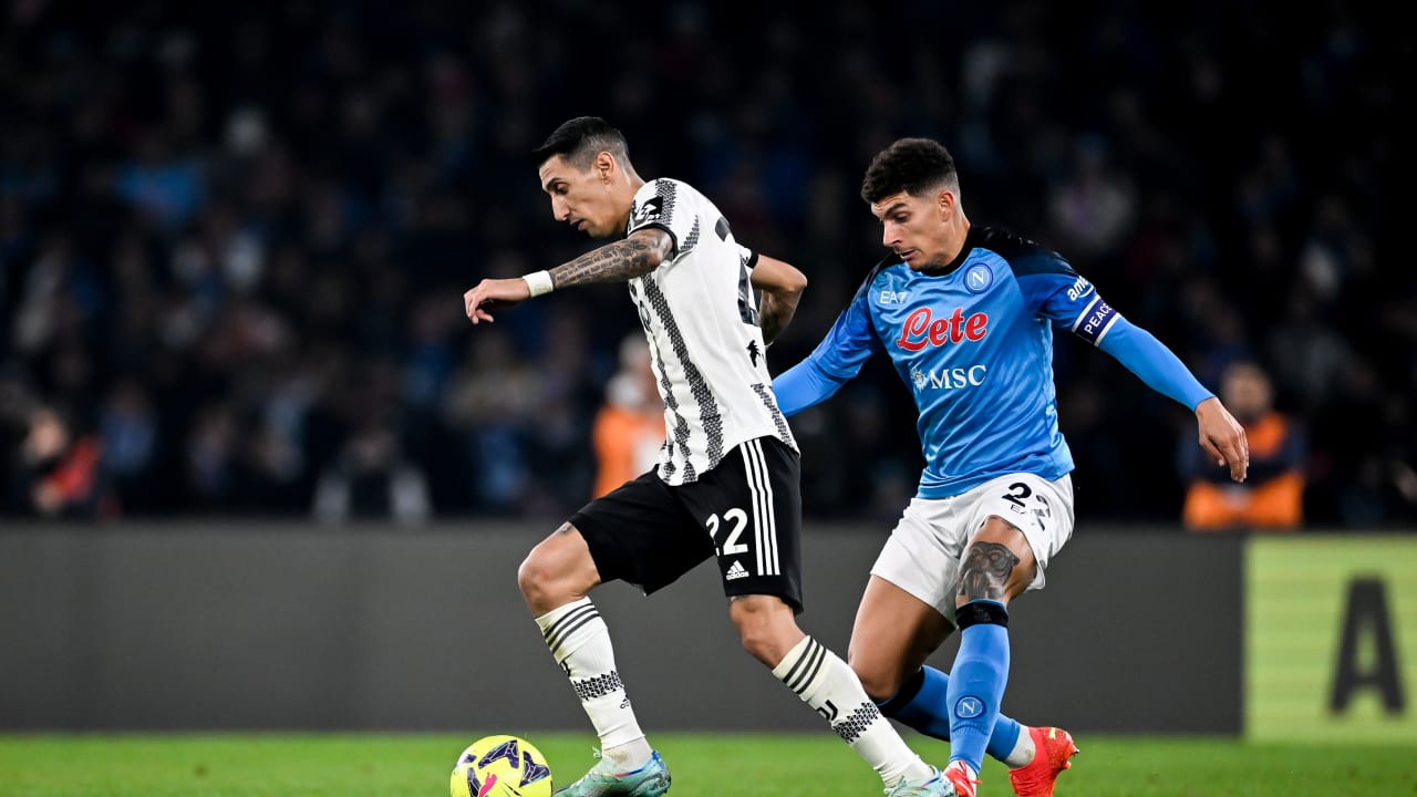 Angel Di María in azione durante Napoli - Juventus