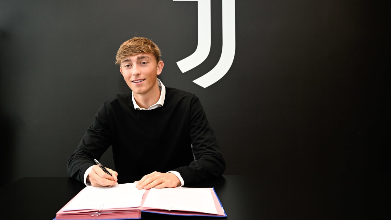 Dean Huijsen firma il rinnovo con la Juventus