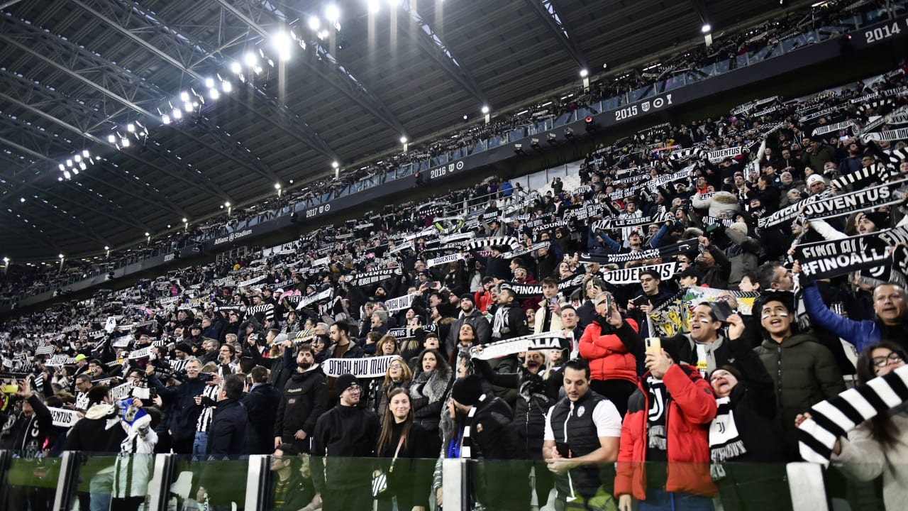 Tifosi bianconeri all'Allianz Stadium in occasione del match contro la Fiorentina