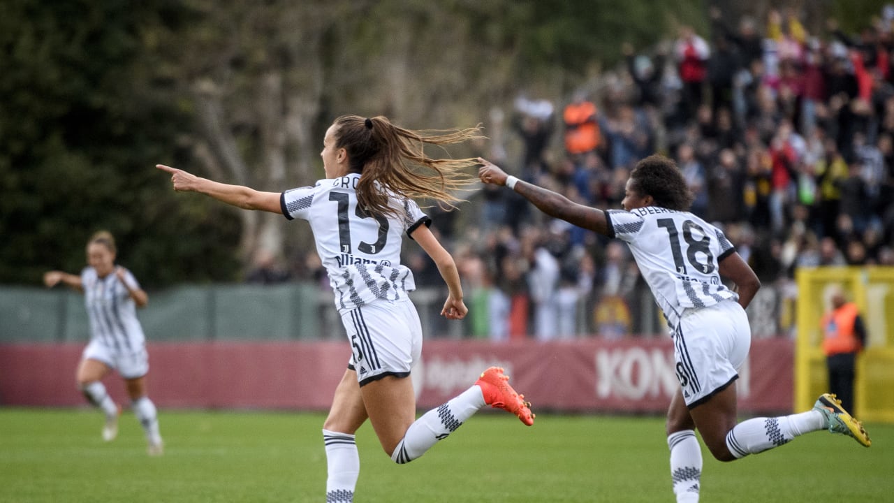 L'esultanza di Julia Grosso e Lineth Beerensteyn durante Roma - Juventus