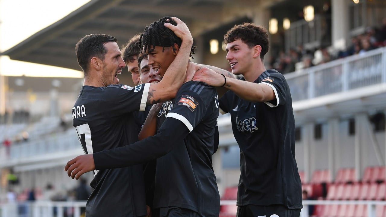 L'esultanza dei bianconeri dopo il gol di Livano Comenencia contro la Torres