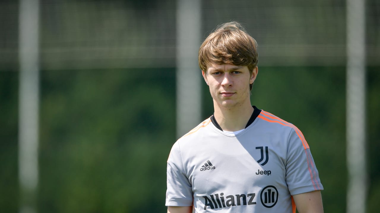 Hans Nicolussi Caviglia durante un allenamento con la Prima Squadra della Juventus