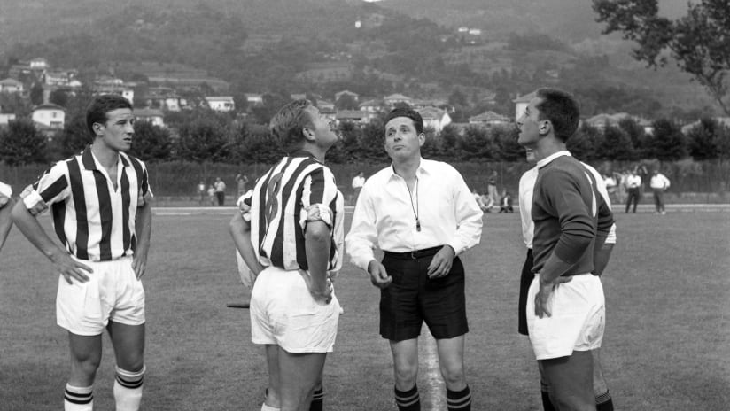 1958-59_Boniperti_inizio-partita_Villar-Perosa_4B21_250_2020030210640653_20200304041240