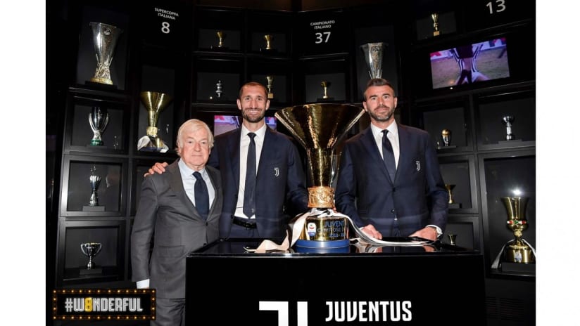 #W8nderful | Chiellini and Barzagli deliver the Scudetto trophy