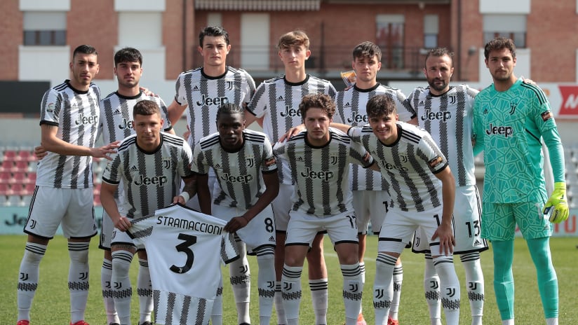 La foto di squadra della Juventus Next Gen con la maglia di Diego Stramaccioni