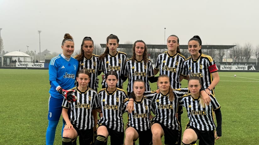 La foto di squadra dell'Under 19 femminile prima del match contro l'Arezzo