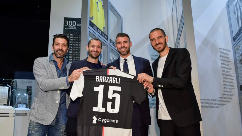 Barzagli, consegna della maglia al Museum... con sorpresa!