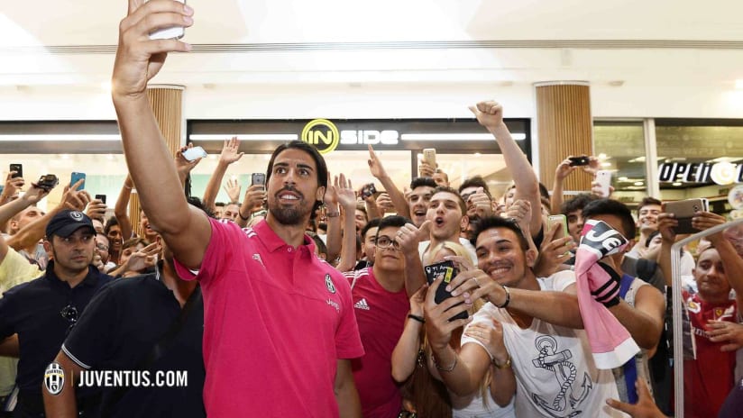 Khedira selfie tifosi