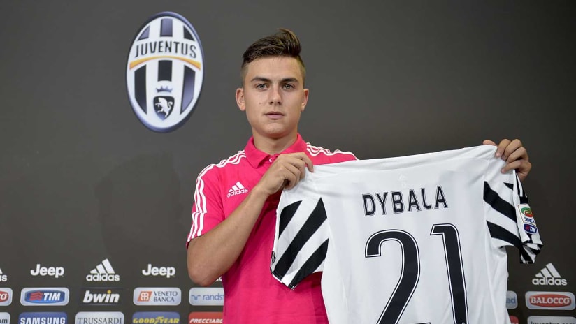 dybala presentazione maglia.jpg