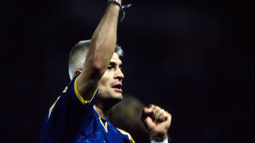 Fabrizio Ravanelli con la fascia da capitano al braccio