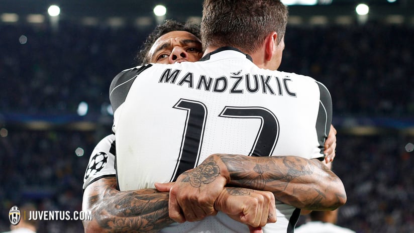 wm_dani_alves_mandzukic.jpg