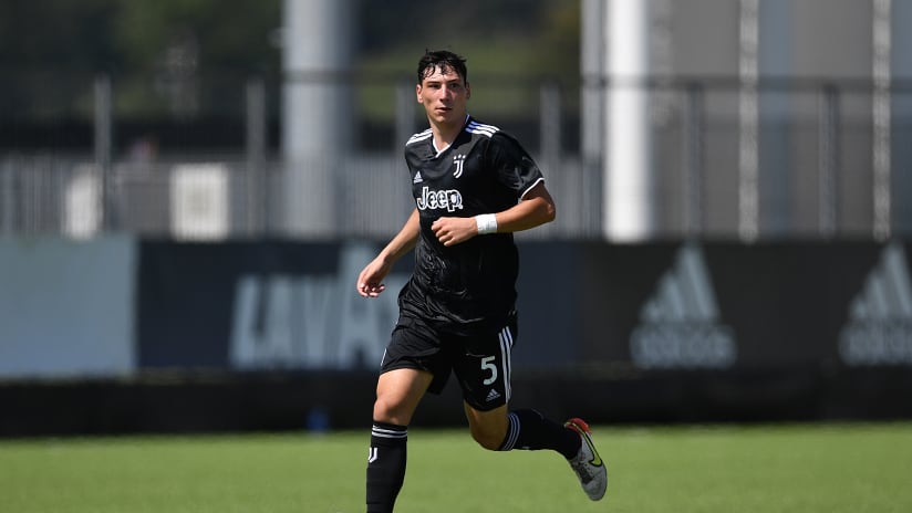 Lorenzo Dellavalle in azione con la maglia della Juventus Primavera