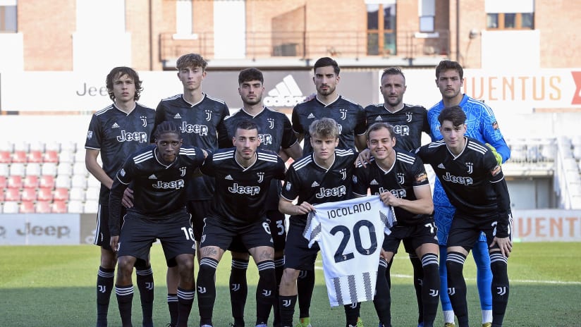 La foto di squadra della Juventus Next Gen con la maglia di Simone Iocolano