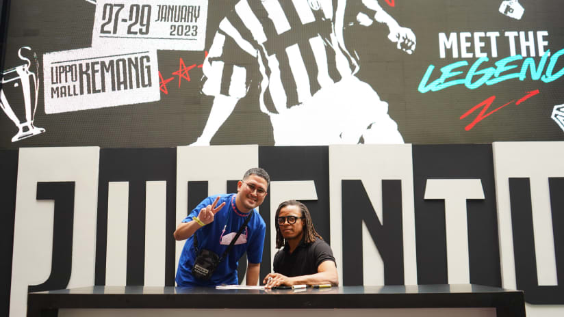 Edgar Davids firma autografi allo Juventus Village Jakarta