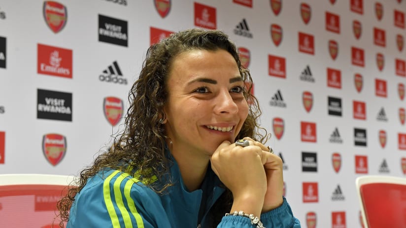 Arianna Caruso in conferenza all'Emirates Stadium