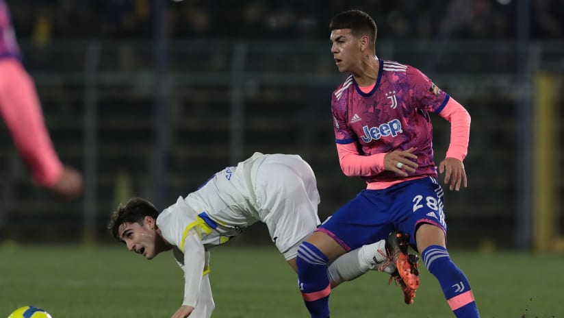 Enzo Barrenechea in azione durante Pergolettese - Juventus Next Gen