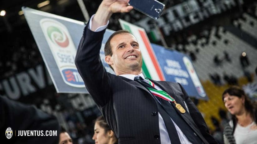 allegri cellulare napoli festa scudetto in campo.jpg