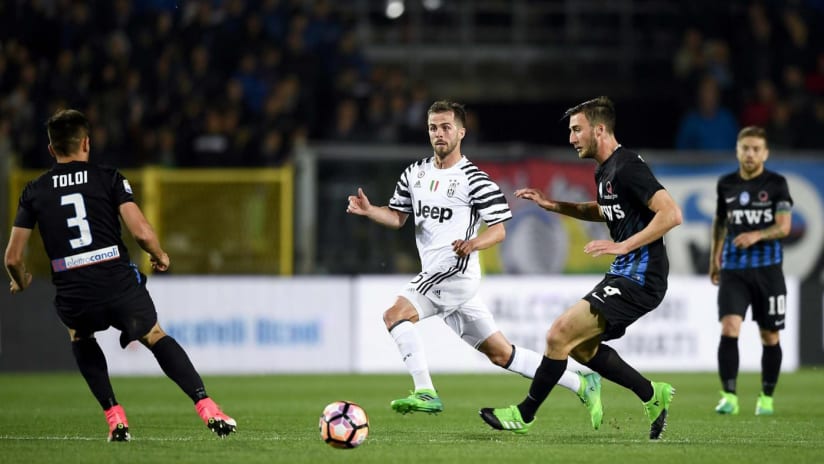 pjanic_atalanta-juventus_apr2017.jpg