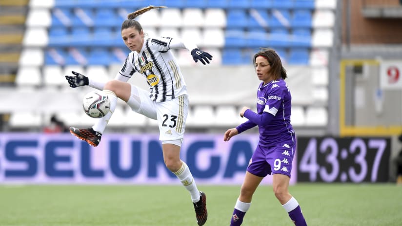 Cecilia Salvai e il bambino mascotte che muore di freddo in campo prima di  Juventus-Inter