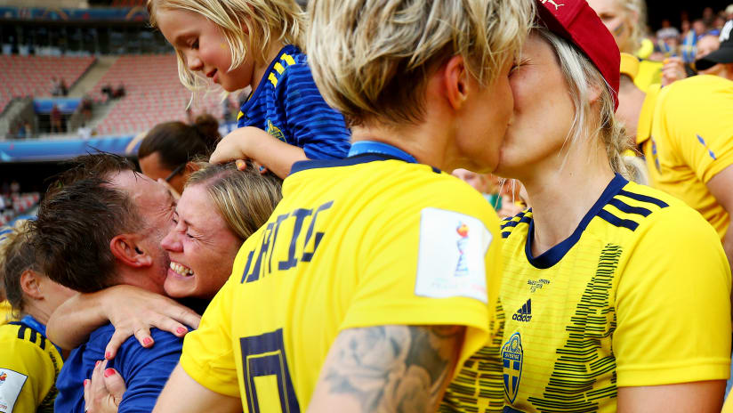 Wonder Women | Lina and Lisa Hurtig announce their new arrival! 