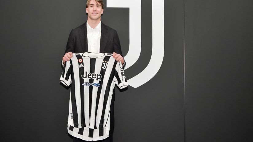 Vlahovic's first day at Juventus: "Proud to be here"
